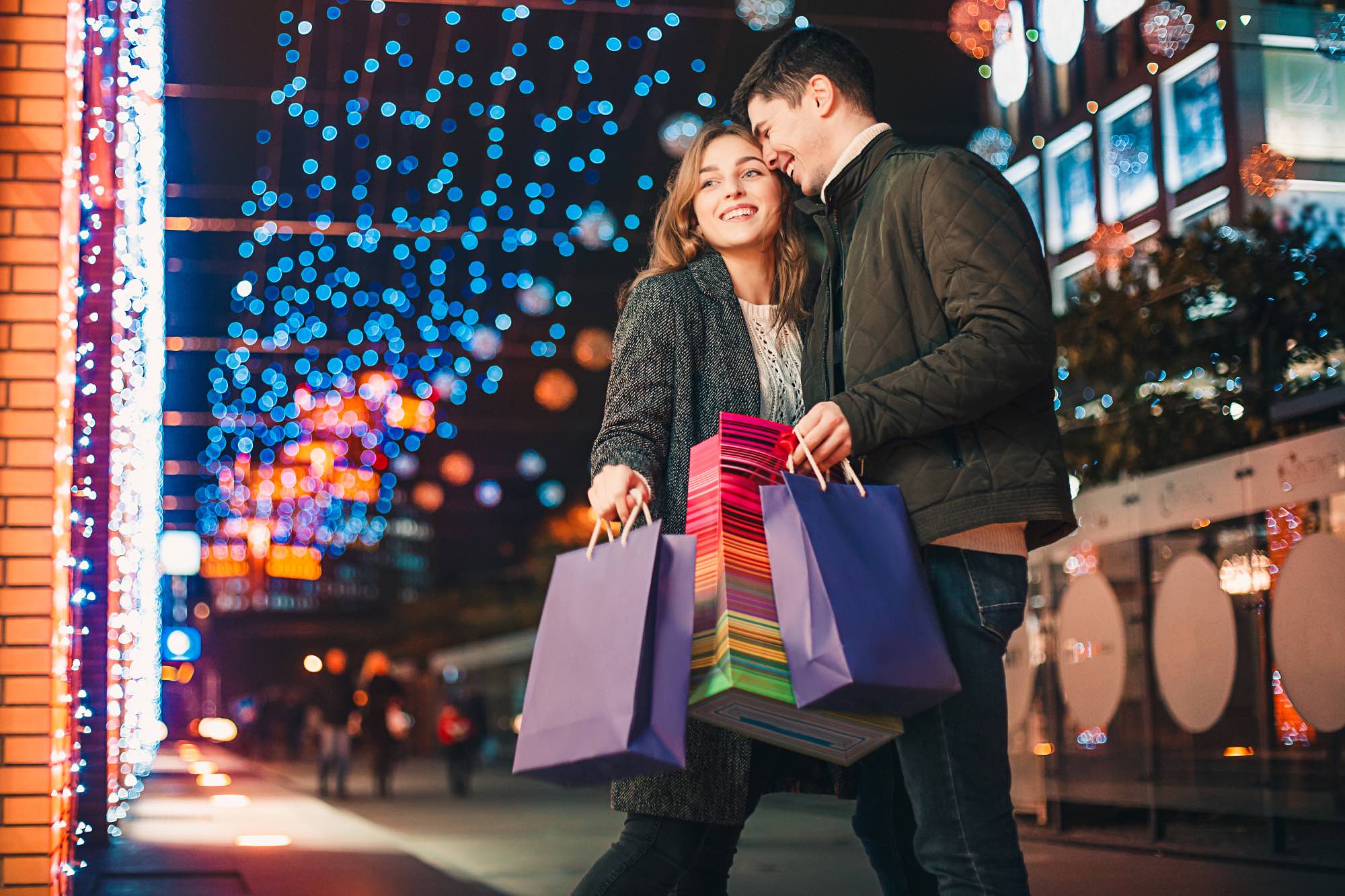Sortie d’un nouveau produit, soldes ou simple envie d’attirer une nouvelle clientèle, les occasions de mettre en place une animation commerciale sont nombreuses. Cependant s’il y a bien un moment dans l’année où toutes les conditions sont réunies pour une opération commerciale à succès, c’est la période des fêtes de fin d’année. En effet, même si les ventes en ligne prennent de plus en plus de place lors des achats de cadeaux, les acheteurs continuent de se bousculer dans les magasins chaque année dès la fin du mois de novembre. Organiser une animation commerciale à Noël est une excellente idée car cela permettra d’inciter les consommateurs à faire leurs achats de cadeaux dans votre boutique. Que ce soit sous forme de jeu concours, de rencontre avec le Père-Noël ou de distribution de tickets à gratter par exemple, une opération commerciale sur le thème des fêtes de fin d’année fera toujours son petit effet et vous permettra d’agrandir votre base de données de clients. Pourquoi opter pour la période des fêtes ? Quel type d’animation mettre en place ? Voici quelques idées pour vous lancer en toute confiance ! Sortie d’un nouveau produit, soldes ou simple envie d’attirer une nouvelle clientèle, les occasions de mettre en place une animation commerciale sont nombreuses. Cependant s’il y a bien un moment dans l’année où toutes les conditions sont réunies pour une opération commerciale à succès, c’est la période des fêtes de fin d’année. En effet, même si les ventes en ligne prennent de plus en plus de place lors des achats de cadeaux, les acheteurs continuent de se bousculer dans les magasins chaque année dès la fin du mois de novembre. Organiser une animation commerciale à Noël est une excellente idée car cela permettra d’inciter les consommateurs à faire leurs achats de cadeaux dans votre boutique. Que ce soit sous forme de jeu concours, de rencontre avec le Père-Noël ou de distribution de tickets à gratter par exemple, une opération commerciale sur le thème des fêtes de fin d’année fera toujours son petit effet et vous permettra d’agrandir votre base de données de clients. Pourquoi opter pour la période des fêtes ? Quel type d’animation mettre en place ? Voici quelques idées pour vous lancer en toute confiance !