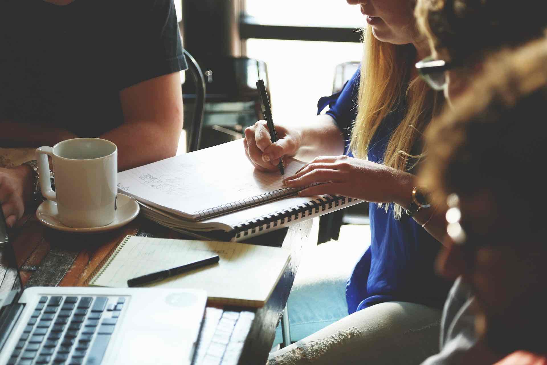 La mise en place d’événements en B2B est toujours l’occasion de créer des échanges intéressants, de rencontrer de potentiels futurs partenaires, mais aussi de relever certains défis et de faire briller un peu sa réputation. Les outils pour réussir l’organisation de ce type d’événements sont nombreux, encore faut-il savoir les utiliser. Sur Scratcher, évidemment, c’est surtout de la carte à gratter dont nous allons vous parler. Comment pouvez-vous l’utiliser dans le cadre d’événements B2B ? Voici quelques idées qui, nous en sommes sûrs, permettront à votre entreprise de réussir son prochain événement B2B. La mise en place d’événements en B2B est toujours l’occasion de créer des échanges intéressants, de rencontrer de potentiels futurs partenaires, mais aussi de relever certains défis et de faire briller un peu sa réputation. Les outils pour réussir l’organisation de ce type d’événements sont nombreux, encore faut-il savoir les utiliser. Sur Scratcher, évidemment, c’est surtout de la carte à gratter dont nous allons vous parler. Comment pouvez-vous l’utiliser dans le cadre d’événements B2B ? Voici quelques idées qui, nous en sommes sûrs, permettront à votre entreprise de réussir son prochain événement B2B.